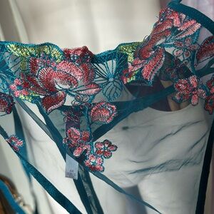 BNWT 2Pac Jamia thongs🎁